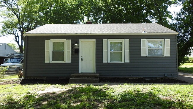 Photo - Cozy 2 bedrooms and 1 full bath home located on S Overton Ave in Independence, MO