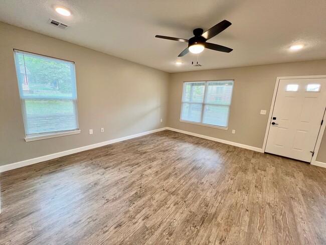 Newly Built 4 Bed/4.5 Bath in Central MHK - Newly Built 4 Bed/4.5 Bath in Central MHK