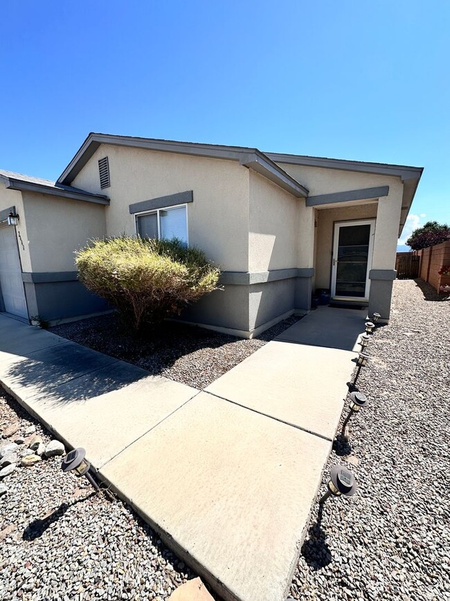 Building Photo - 3 bedroom 2 Bathroom w/ 1 Car Garage Rental
