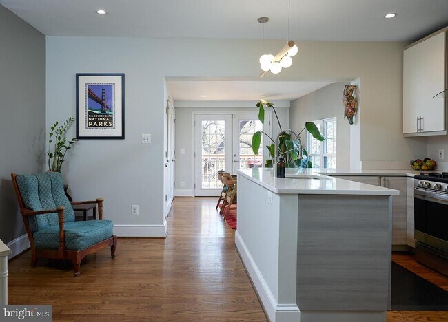 Photo - 421 Longfellow St NW