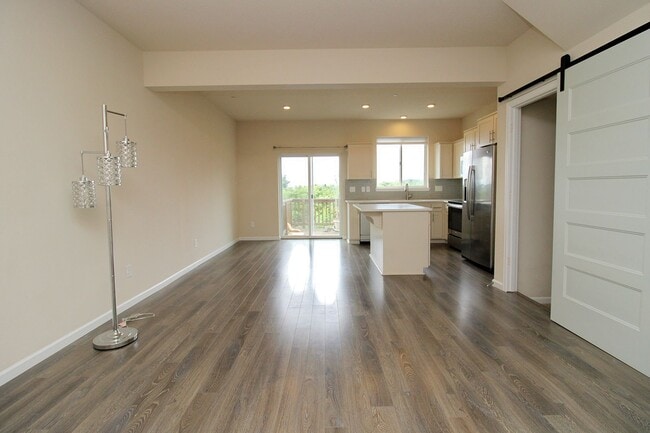 Photo - 3 Bedroom Luxury Townhouse in Beautiful Happy Valley