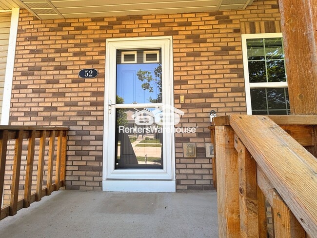 52 SE Booth Ave