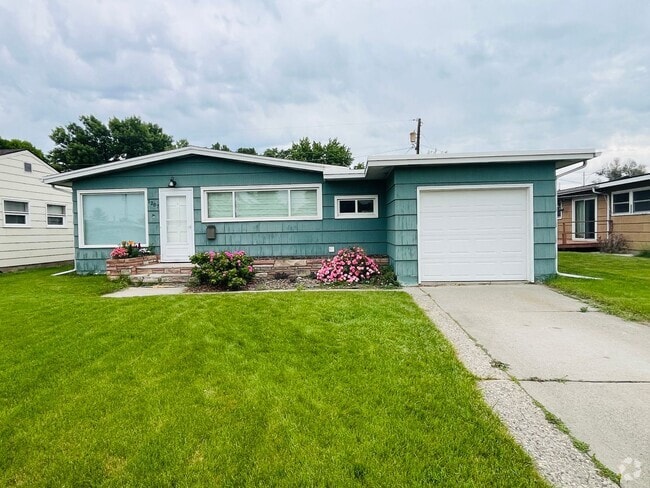 Building Photo - 3 bedroom home centrally located!