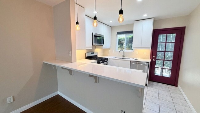 Building Photo - Charming 2 Bed / 1.5 Bath Townhome in the Heart of University Heights – Gated Community with Assi...