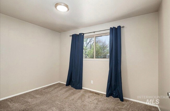 Photo - 4 Bed 2 Bath in Boise!