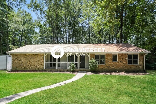 Building Photo - 3 Bedroom Pet-Friendly Home in Snellville, GA with Main Street Renewal