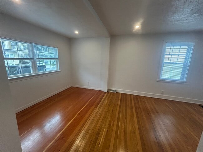 Building Photo - 46 Lawn Ave Unit 1 Rental