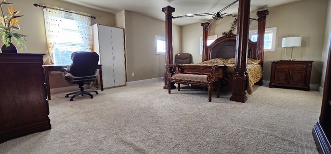 Photo - 9003 105 Ave SW