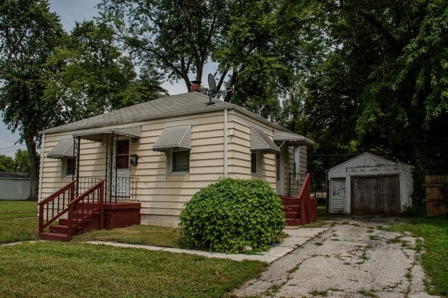 Building Photo - Two bedroom House in East Alton