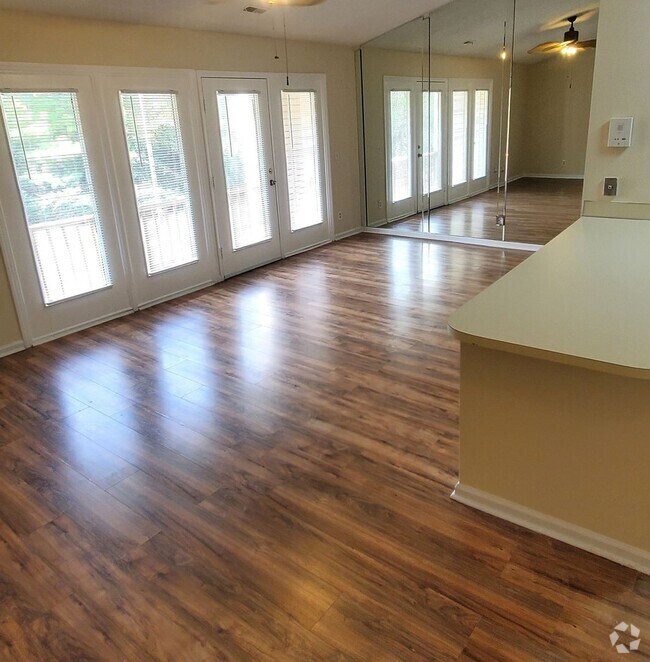 Building Photo - Charming 2BR Condo in Charlotte
