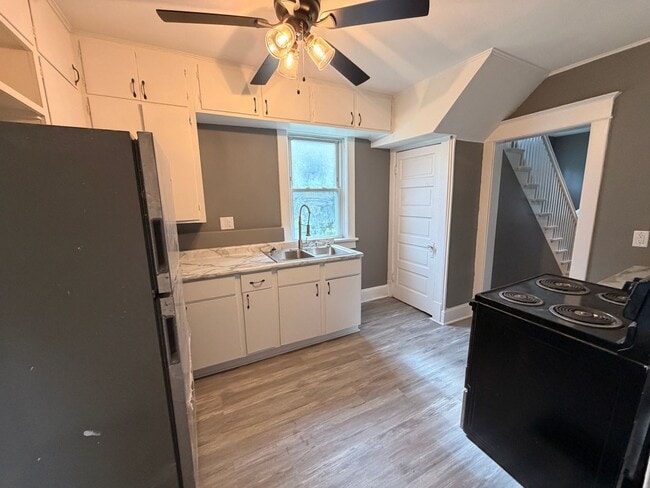 Photo - Charming 3 Bedroom Home with Screened Porch and 2 Car Garage