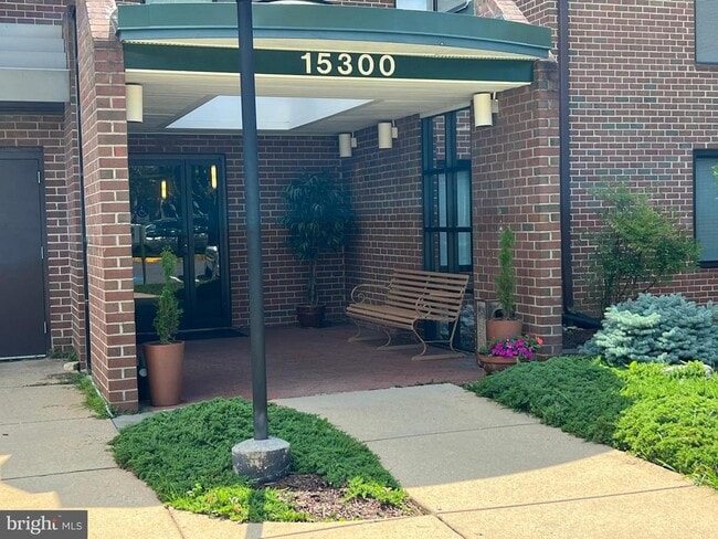 Building Photo - 15300 Beaverbrook Ct Unit 88-2B