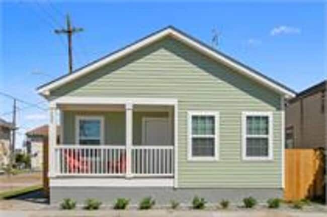 Building Photo - Renovated Central City Home with Open Floor Plan & Parking