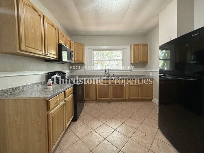 Photo - 920 Alderside St