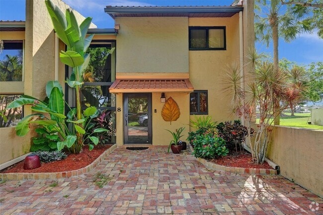 Building Photo - 700 E Coco Plum Cir Rental