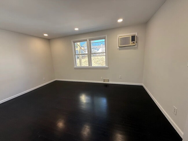 Photo - 627 Mola Blvd