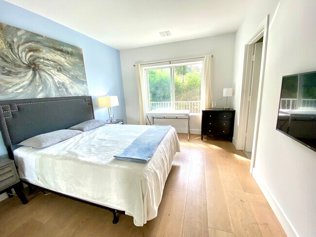 Photo - 1664 Sunset Plaza Dr Unidad # 2