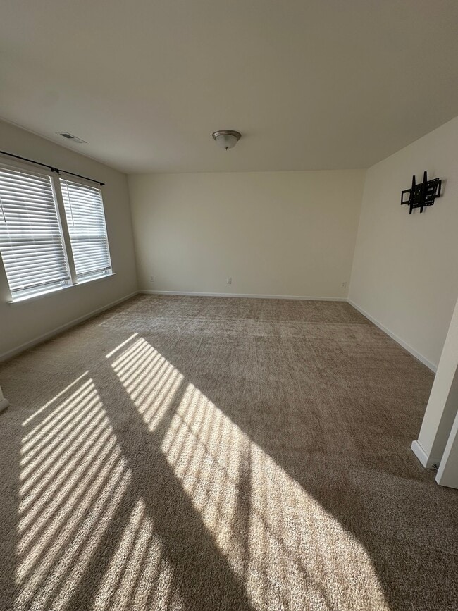 Photo - 423 Bassett Ln