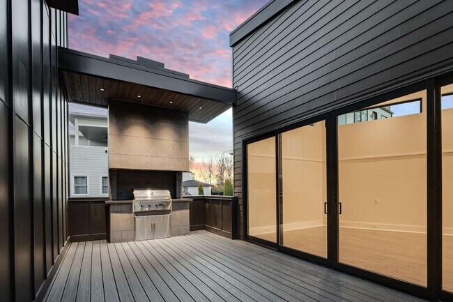 Photo - Absolute Stunner 4BE/4.5BA located near Ch...