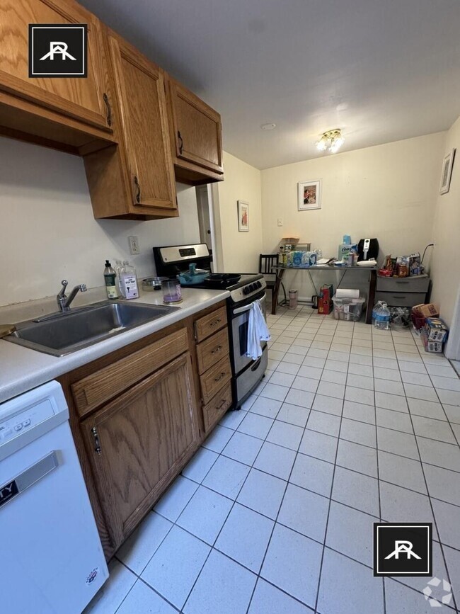Building Photo - 4 bedroom in Brookline MA 02446 Unit 2 Rental
