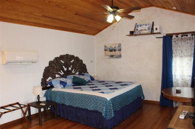 Photo - 961 Buttercup Ln