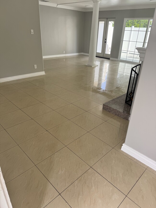 living roo, - 7920 Shoshone Ave