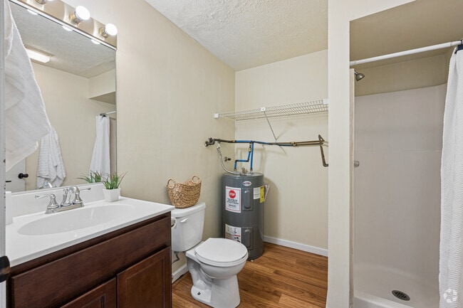2BR, 1BA - 649SF - Bathroom - 271