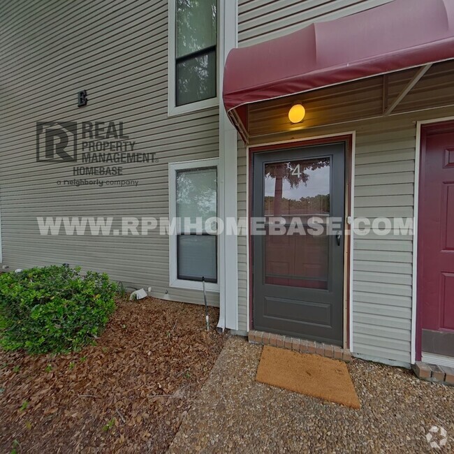 Building Photo - Fully Renovated 2-Bedroom Townhome with Mo...