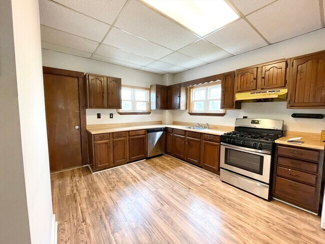 Building Photo - 26-28-28 Harbor View St Unit 3 Rental