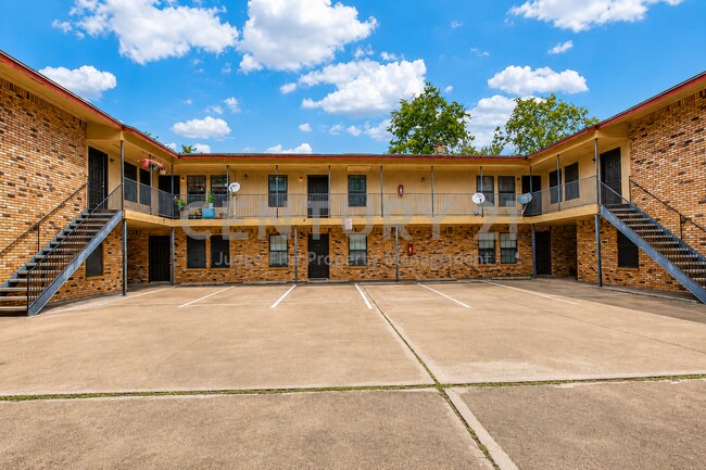 Building Photo - Spacious 2/1.5 in Denton Ready For Move-In! Unit 10