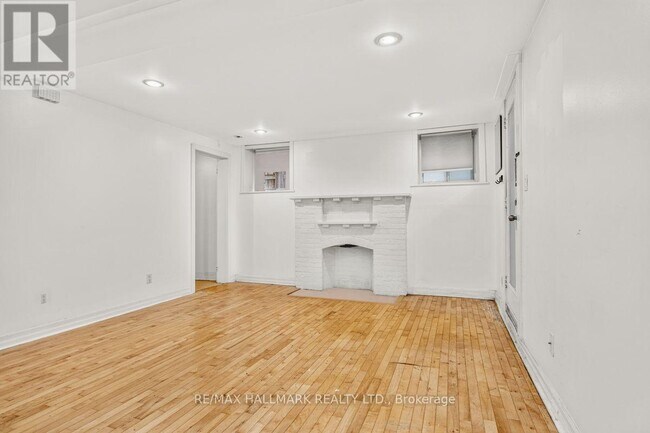 Photo - 483 Parkside Dr Unit Lower