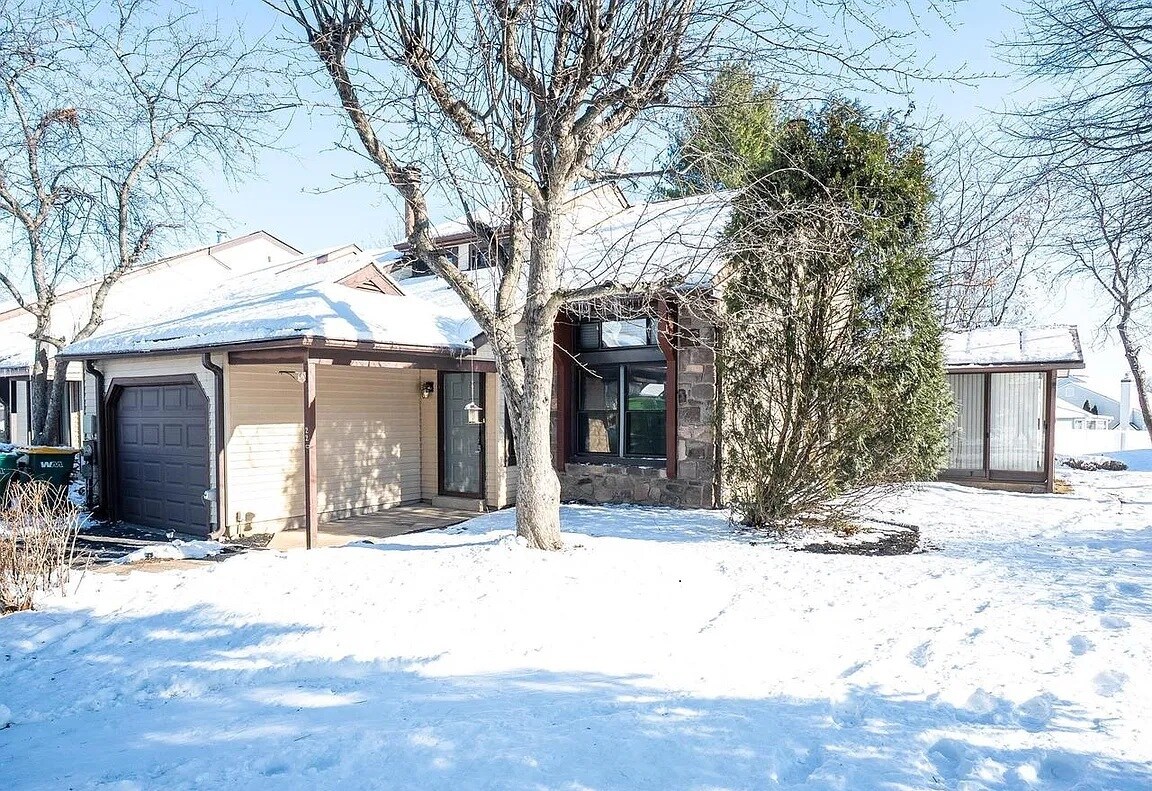 Photo - 220 Stoneybrook Ct