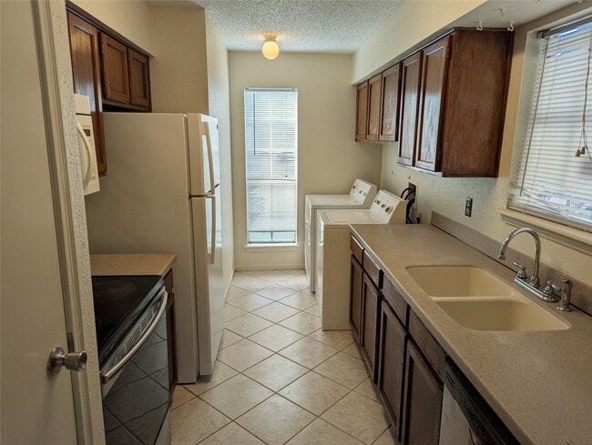 Building Photo - 2120 El Paseo St Unit 2607 Rental