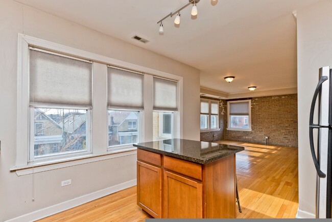 Photo - 3040 W Diversey Ave Apartamentos Unidad #  02S