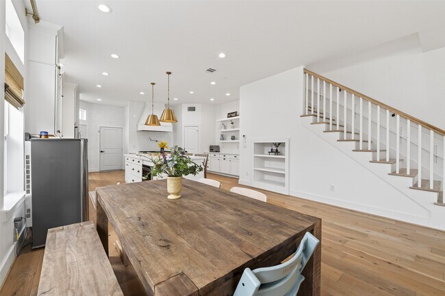 Photo - 927 W 25th St