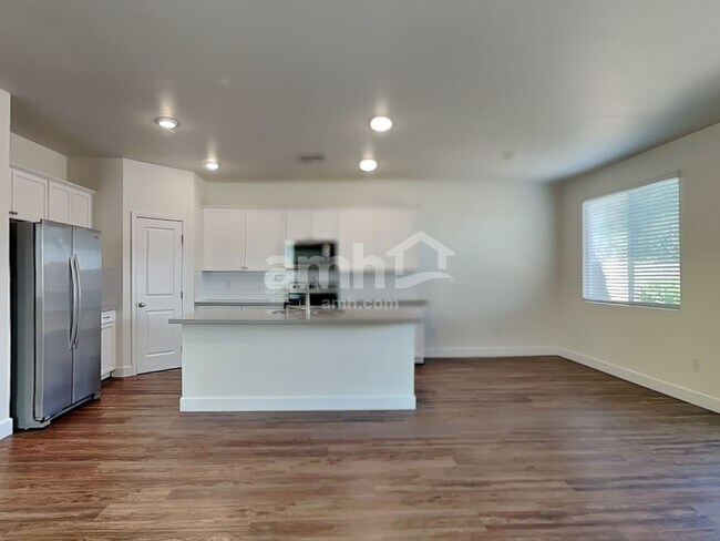 Photo - 6035 Schmidt St