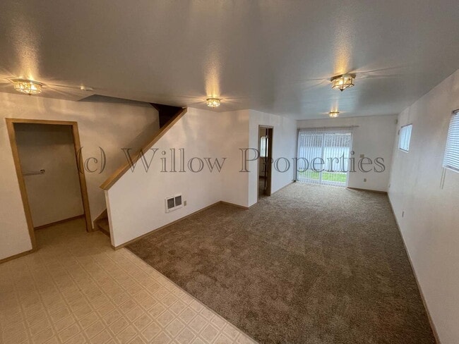 Building Photo - 3 Bedroom Lakewood Duplex