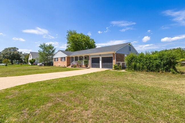 Building Photo - 414 Shoreline Dr