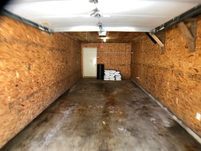 Photo - 637 Spruce Holw