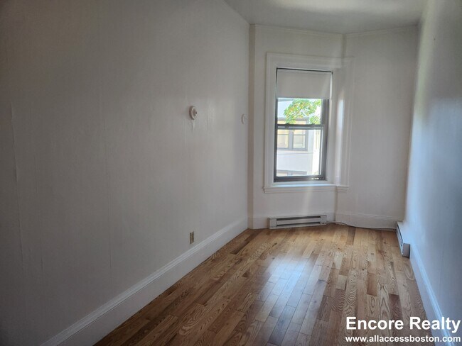 Photo - 1061 Beacon St Unidad 8