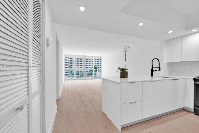 5600 Collins Ave