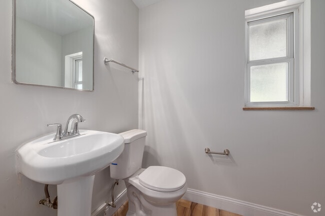 Town Home - 3BD, 1.5BA - 1,168SF - Second Bathroom
