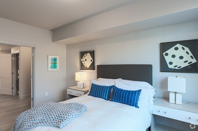 1BR, !BA - 662 SF
