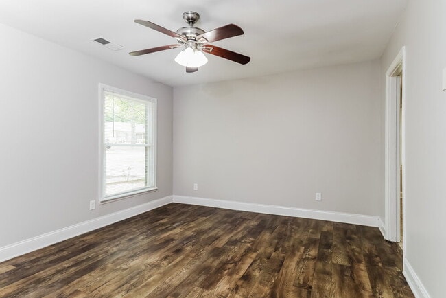 Photo - 323 Huntsmoor Dr
