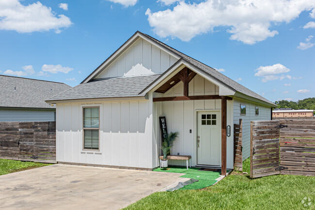 Building Photo - The Crest on Colorado Rental