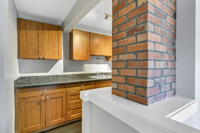 Photo - Amazing 4bed/2bath Duplex Close to Seattle University! Unidad 805