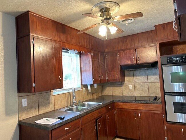 Photo - 307 Currie Ave