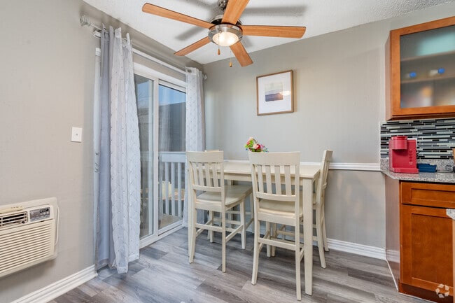 1BR, 1BA - 675SF - Dinning Room
