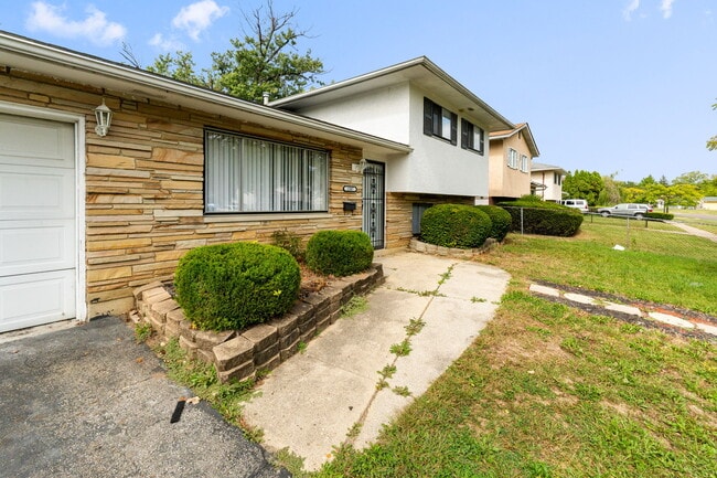 Photo - 1587 Brentnell Ave