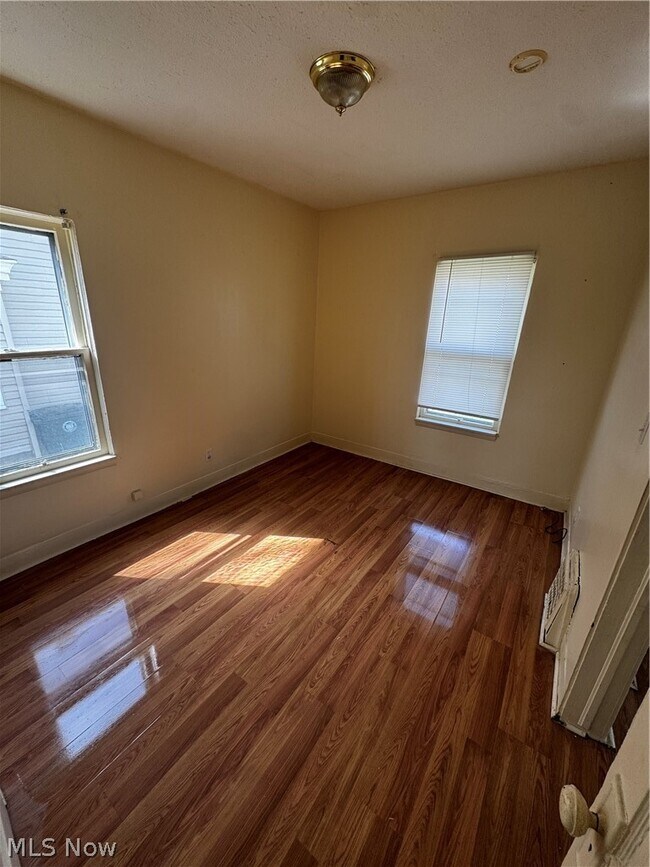 Photo - 860 Biruta St